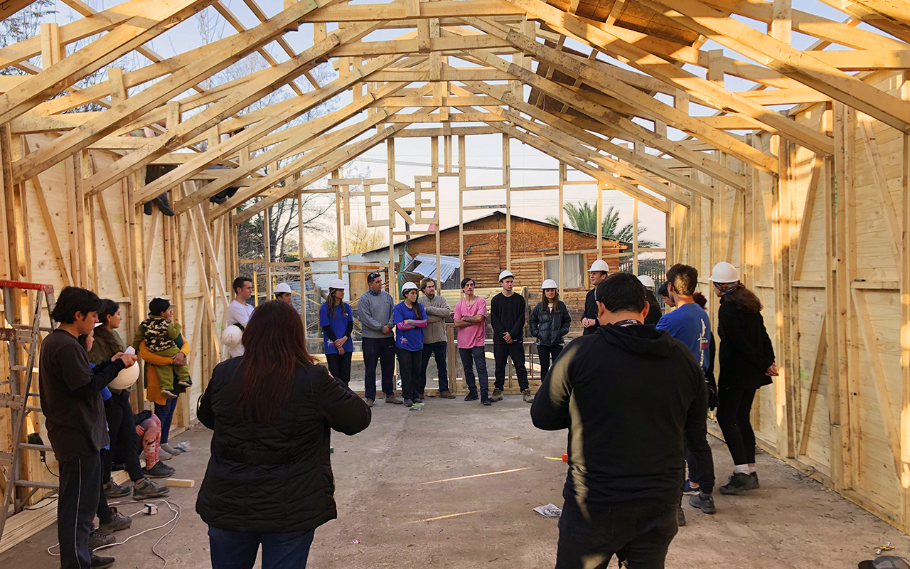 Trabajo en equipo: Alianza entre Servicio País y voluntarios de Construcción UC